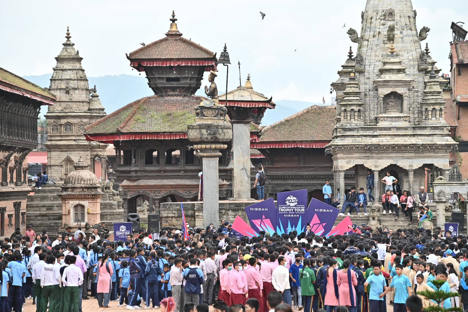 भक्तपुर दरबारमा विश्वकप ट्रफी (तस्वीरहरू)